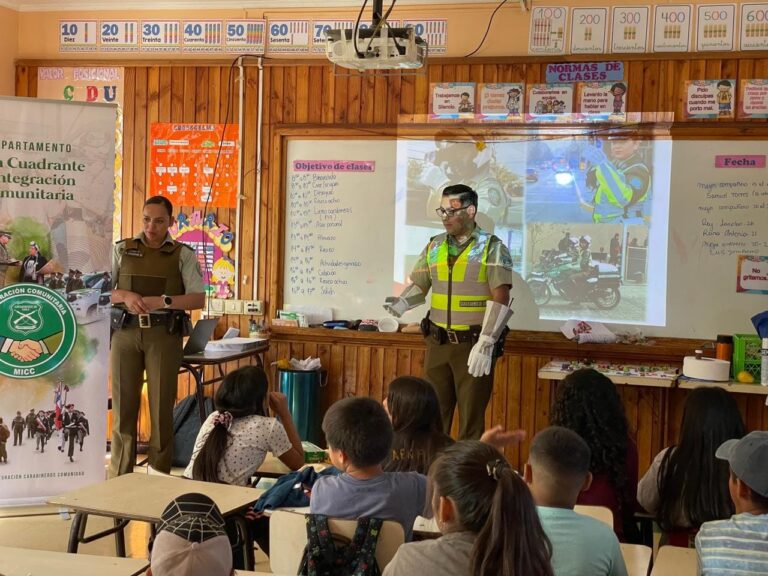 CARABINEROS DE COLLIPULLI REALIZA TALLER EDUCATIVO SOBRE ESPECIALIDADES POLICIALES Y SEGURIDAD VIAL