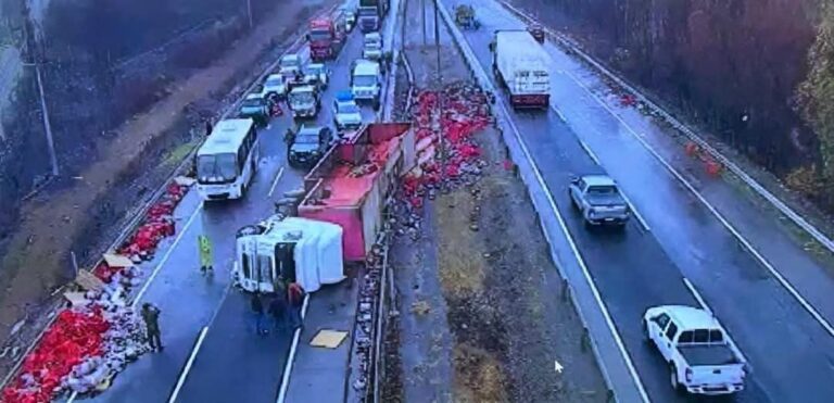 POR VOLCAMIENTO DE CAMION  SUSPENDIDO EL TRANSITO EN SECTOR PIDIMA POR RUTA 5