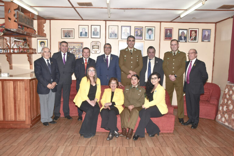 LEONES RINDIERON HOMENAJE A CARABINEROS