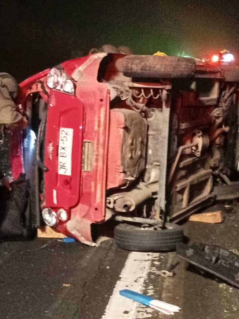VOLCAMIENTO DE AUTOMOVIL EN INGRESO NORTE AL PUENTE MALLECO