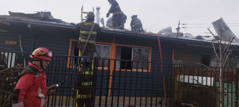 Incendio afecta a dos viviendas en Angol