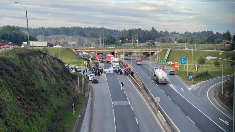 Criadores de caballos bloquean la Ruta 5 Sur en Collipulli exigiendo respuestas al SAG
