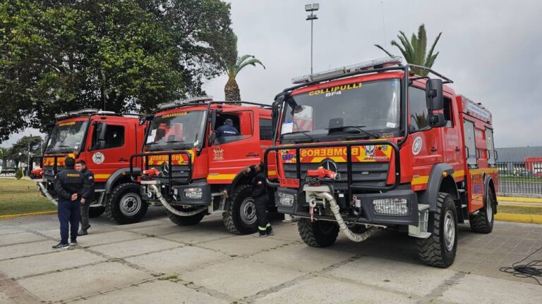 ENTREGAN CARROS A BOMBEROS DE LA ARAUCANIA