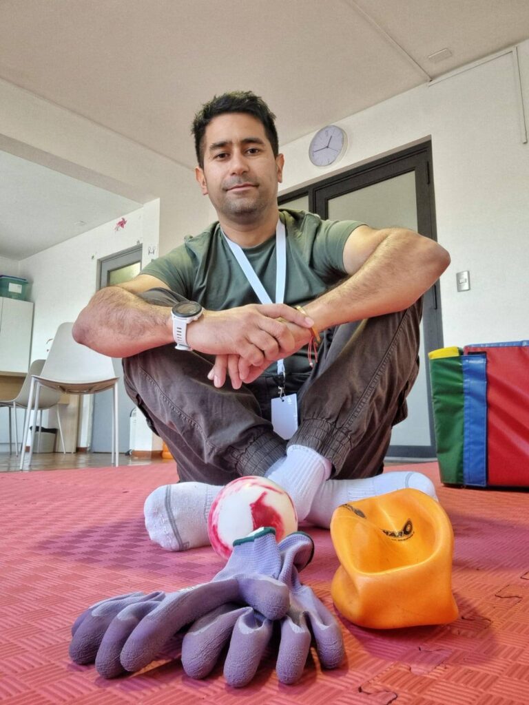 Kinesiólogo de la Escuela Especial Erico Hornung, viaja a México a acompañar tratamiento de un menor collipullense