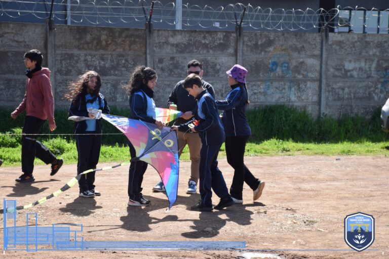 Estudiantes celebran el Mes de la Patria con actividades al aire libre en Collipulli