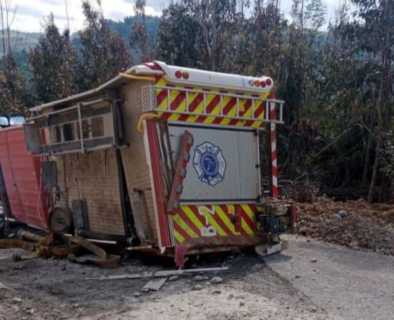 EN TRAIGUEN INFORMAN VOLCAMIENTO DE CARRO BOMBERIL, SIETE HERIDOS