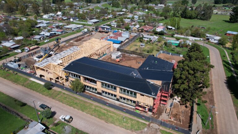 Gobernador René Saffirio destaca alto estándar de la nueva Escuela Salvador Allende Gossens de Pailahueque