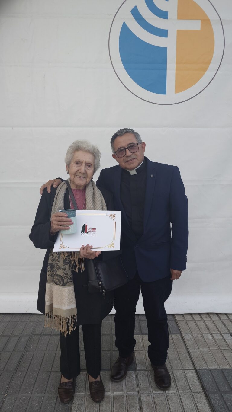 Felisa Grandón   recibe distinción en el Centenario de la Diócesis San José de Temuco