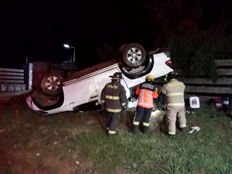Dos personas lesionadas tras volcamiento en la ruta Collipulli–Curaco