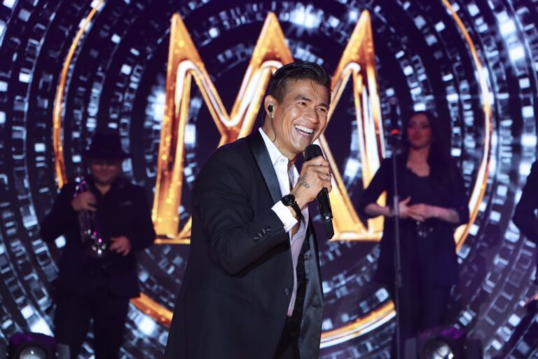 Collipulli cierra con éxito la Muestra Costumbrista 2025 con multitudinario show de Américo