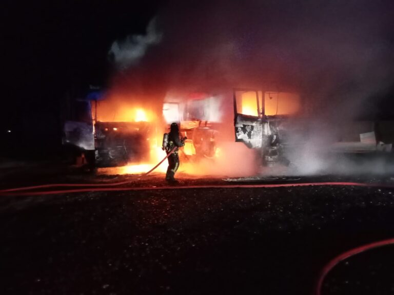 Queman dos camiones en predio particular cercano a Collipulli