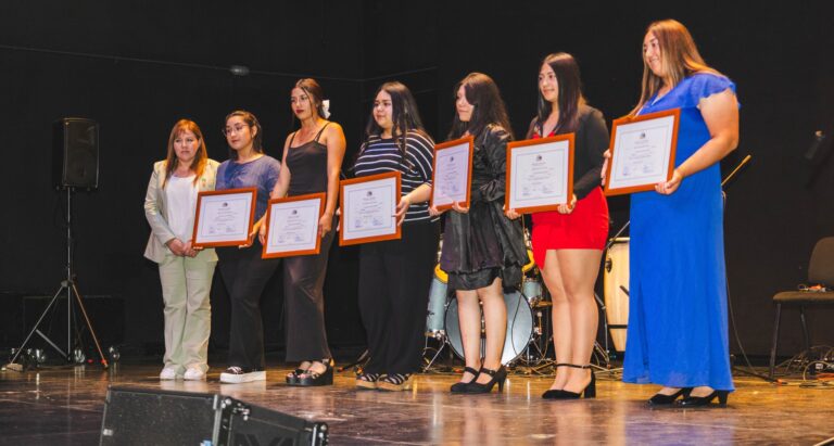 COMPLEDUC TITULA A NUEVA GENERACIÓN DE TÉCNICOS DE NIVEL MEDIO EN EMOTIVA CEREMONIA