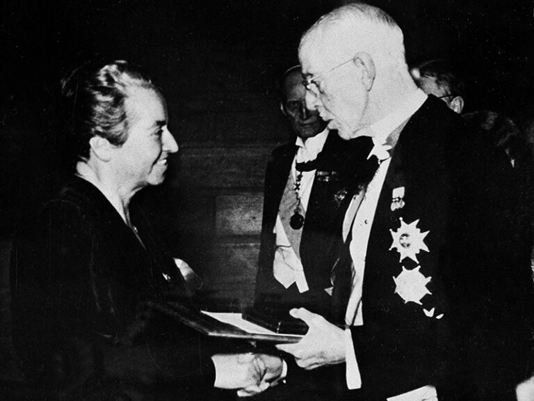 EL 10 DE DICIEMBRE DE 1945, GABRIELA MISTRAL RECIBE EL PREMIO NOBEL DE ...