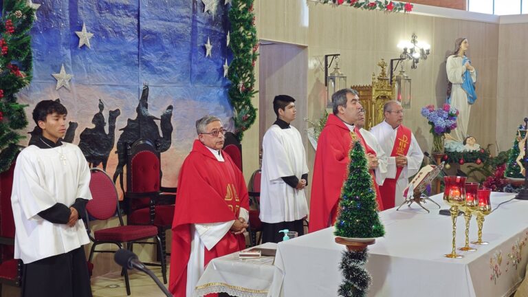 32 JÓVENES DE COLLIPULLI RECIBEN EL SACRAMENTO DE LA CONFIRMACIÓN EN SOLEMNE CEREMONIA