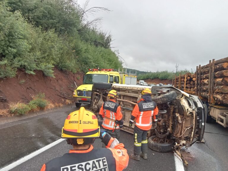 Una persona lesionada deja volcamiento en la Ruta 5 Sur, sector Cuesta Esperanza
