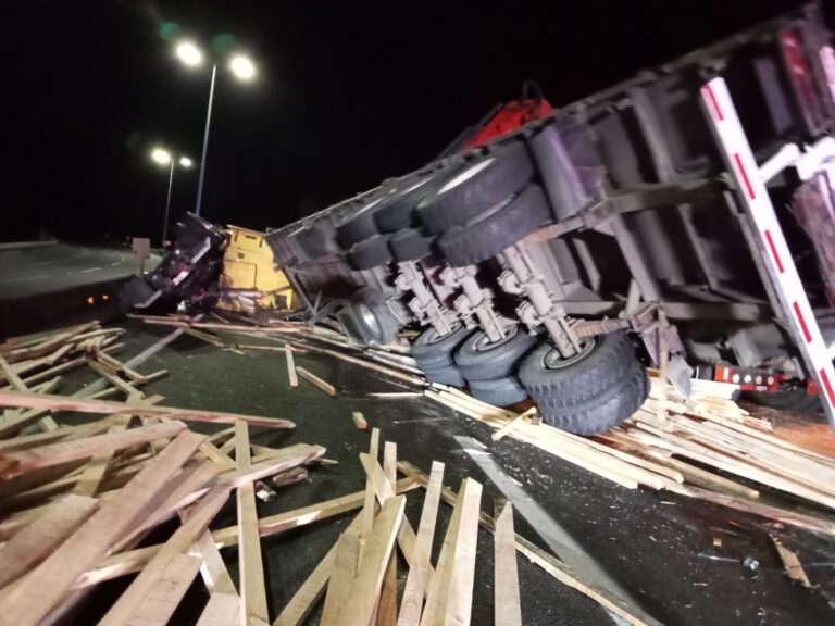 VOLCAMIENTO DE CAMION  EN CUESTA ESPERANZA