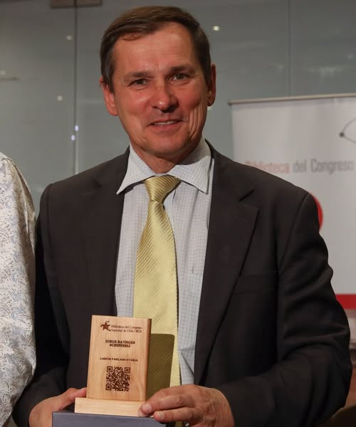 DIPUTADO JORGE RATHGEB ES HOMENAJEADO EN EL CONGRESO POR SU DESTACADA GESTIÓN PARLAMENTARIA Y ASISTENCIA PERFECTA