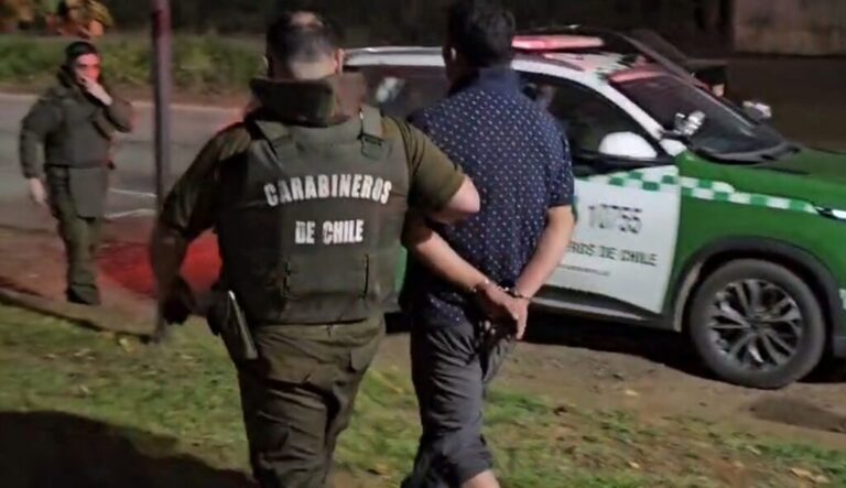 TRATO DE ESCAPAR DE LA POLICIA TREPANDO A UN ARBOL