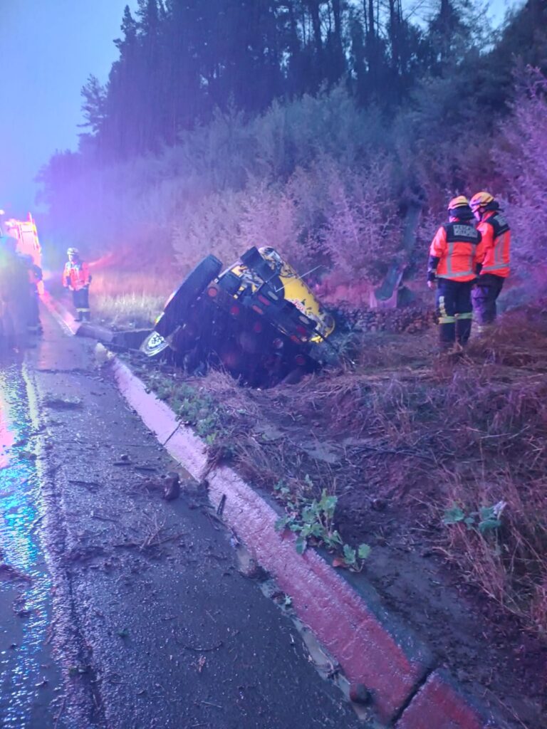 Dos lesionados deja volcamiento de camión en la Ruta 5, sector cuesta Mininco