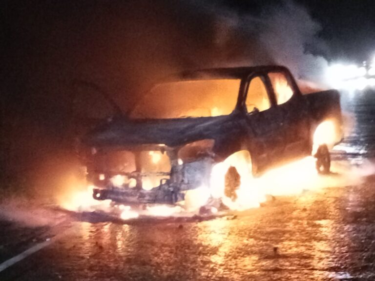 ENCAPUCHADOS ARMADOS INCENDIAN CAMIONETA EN RUTA R-49 EN COLLIPULLI