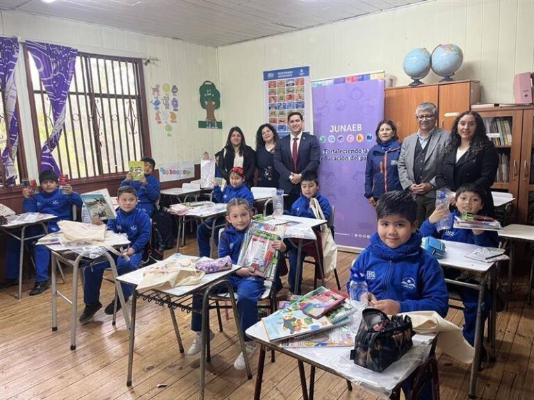 JUNAEB ENTREGO ÚTILES ESCOLARES