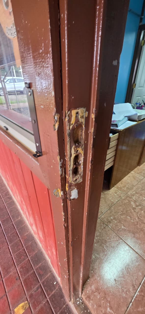 Descerrajaron puertas para ingresar