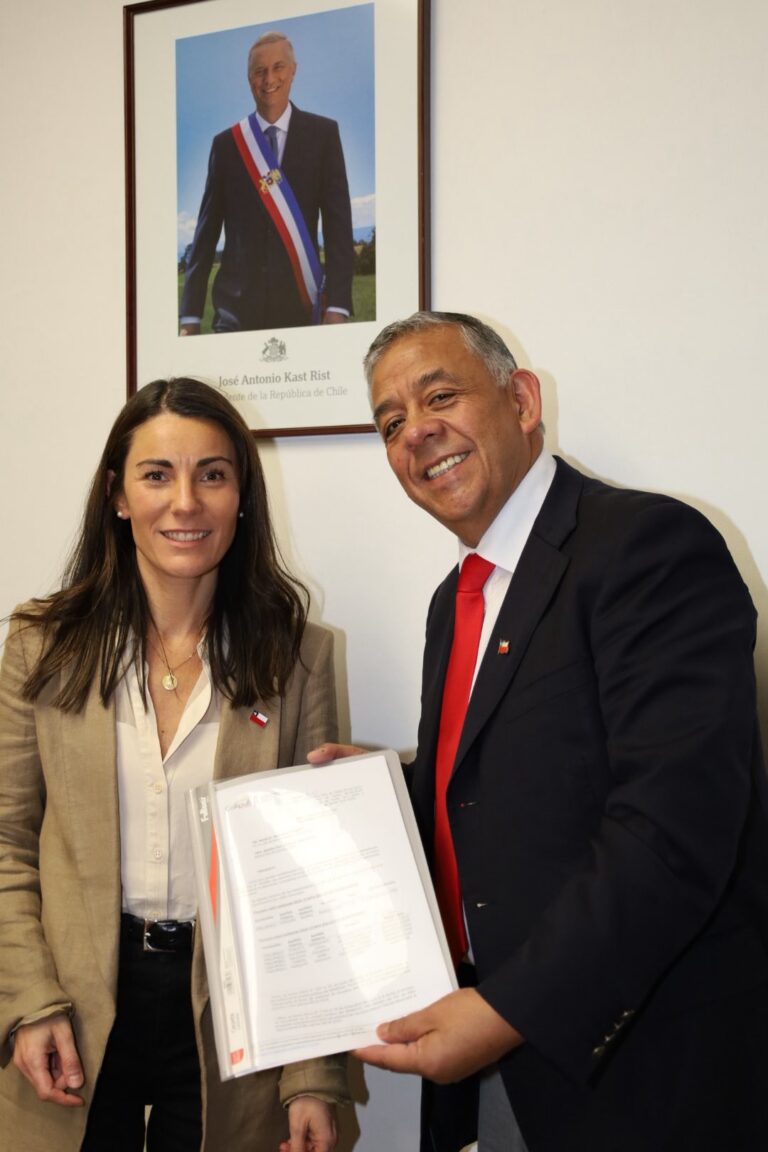 ALCALDE DE COLLIPULLI GESTIONA AVANCES EN EDUCACIÓN TRAS REUNIÓN CON MINISTRA