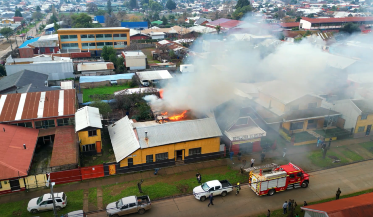 Incendio movilizó a Bomberos y obligó a evacuar colegio en Collipulli