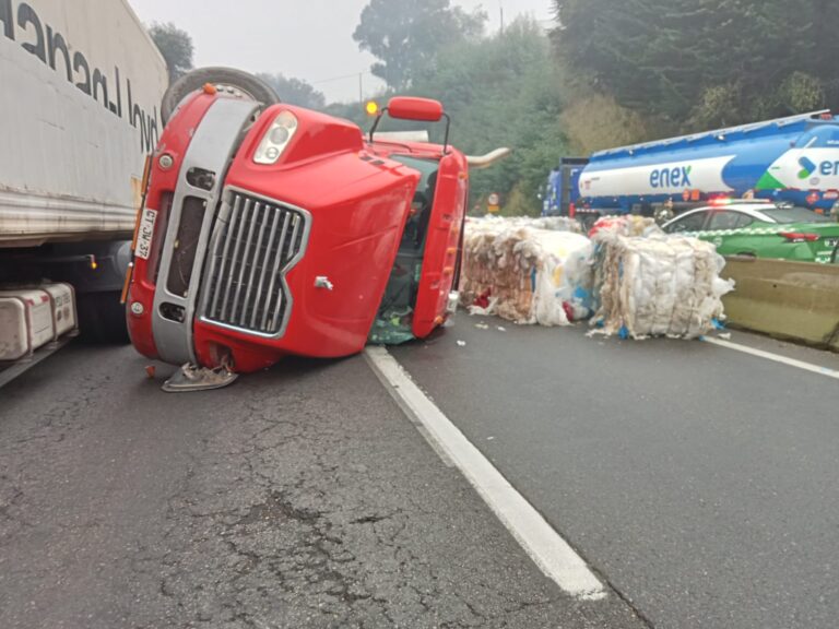 VOLCAMIENTO DE CAMION EN ACCESO NORTE DEL VIADUCTO MALLECO