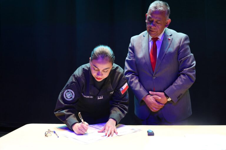 MUNICIPALIDAD Y GENDARMERÍA FIRMAN CONVENIOS PARA FORTALECER LA REINSERCIÓN SOCIAL EN COLLIPULLI
