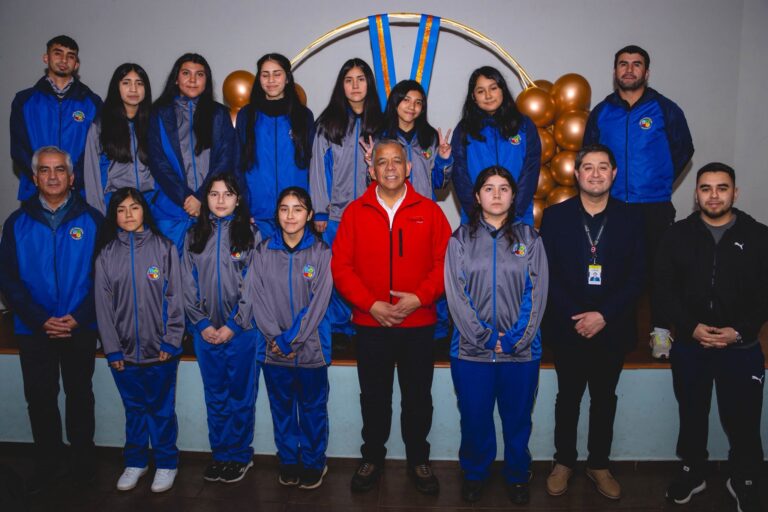 𝗥𝗲𝗰𝗼𝗻𝗼𝗰𝗲𝗻 𝗮 𝗲𝘀𝘁𝘂𝗱𝗶𝗮𝗻𝘁𝗲𝘀 𝗽𝗼𝗿 𝗱𝗲𝘀𝘁𝗮𝗰𝗮𝗱𝗼𝘀 𝗿𝗲𝘀𝘂𝗹𝘁𝗮𝗱𝗼𝘀 𝗲𝗻 𝘃𝗼́𝗹𝗲𝗶𝗯𝗼𝗹, 𝗯𝗮́𝘀𝗾𝘂𝗲𝘁𝗯𝗼𝗹 𝘆 𝘁𝗲𝗻𝗶𝘀 𝗱𝗲 𝗺𝗲𝘀𝗮