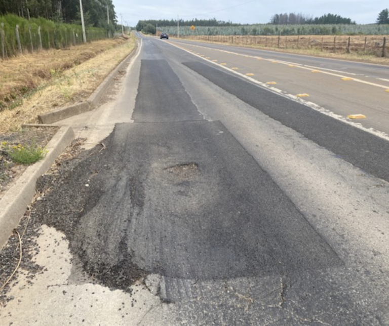 Conductores alertan sobre peligrosos hoyos en la Ruta 182 hacia Angol