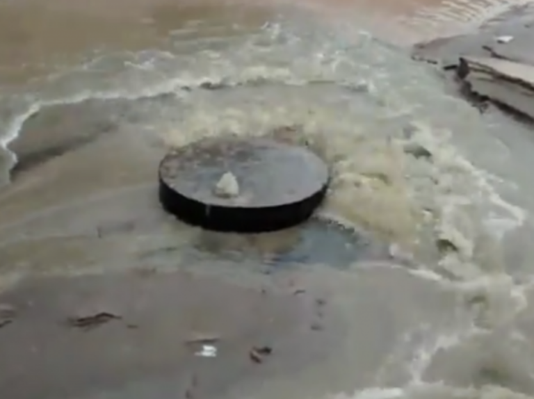Colapso del sistema de alcantarillado provoca ingreso de aguas servidas a viviendas