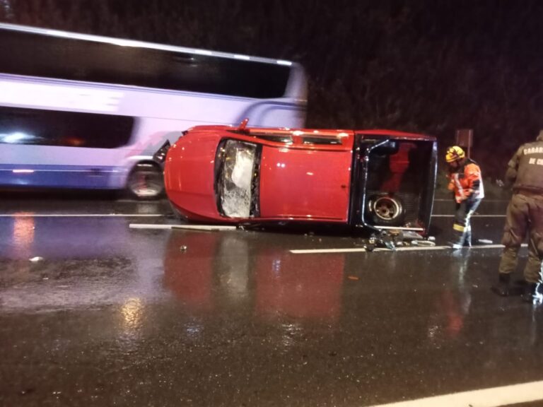 Volcamiento de camioneta en la Ruta 5 movilizó a equipos de emergencia en Collipulli