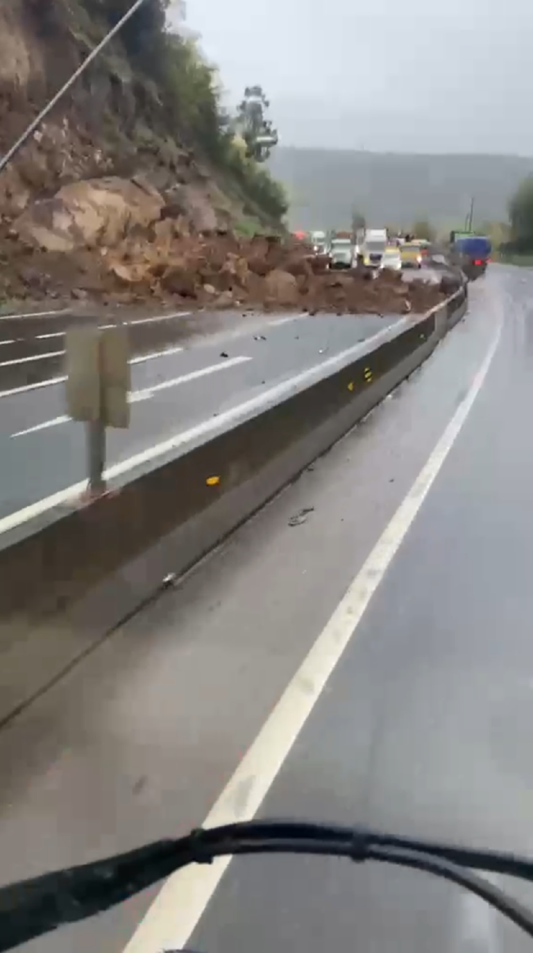 Desprendimiento de talud provoca volcamiento de camioneta en la Ruta 5, sector cruce Mininco-Maica