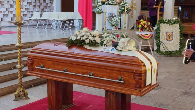 PROFUNDO PESAR EN FUNERAL DE   SACERDOTE-BOMBERO