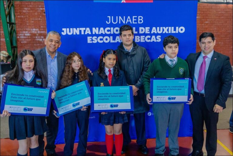 217 estudiantes de Collipulli reciben computadores para fortalecer sus aprendizajes