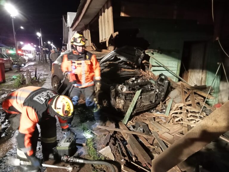 Automóvil impactó contra una vivienda en Collipulli
