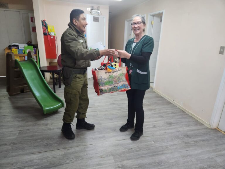 PATRULLA PACI COLLIPULLI ENTREGA JUGUETES A NIÑOS Y NIÑAS  DE JARDIN INFANTIL