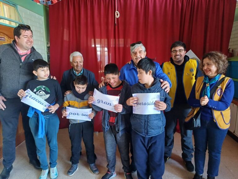 CLUB DE LEONES LLEVO ALEGRIA A ESCOLARES DE ESCUELA ESPECIAL
